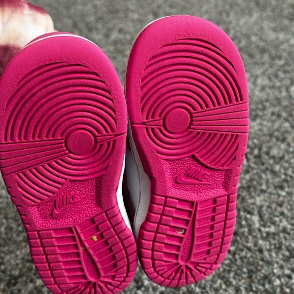 Girls Nikes hot pink 8c - Picture 2 of 4